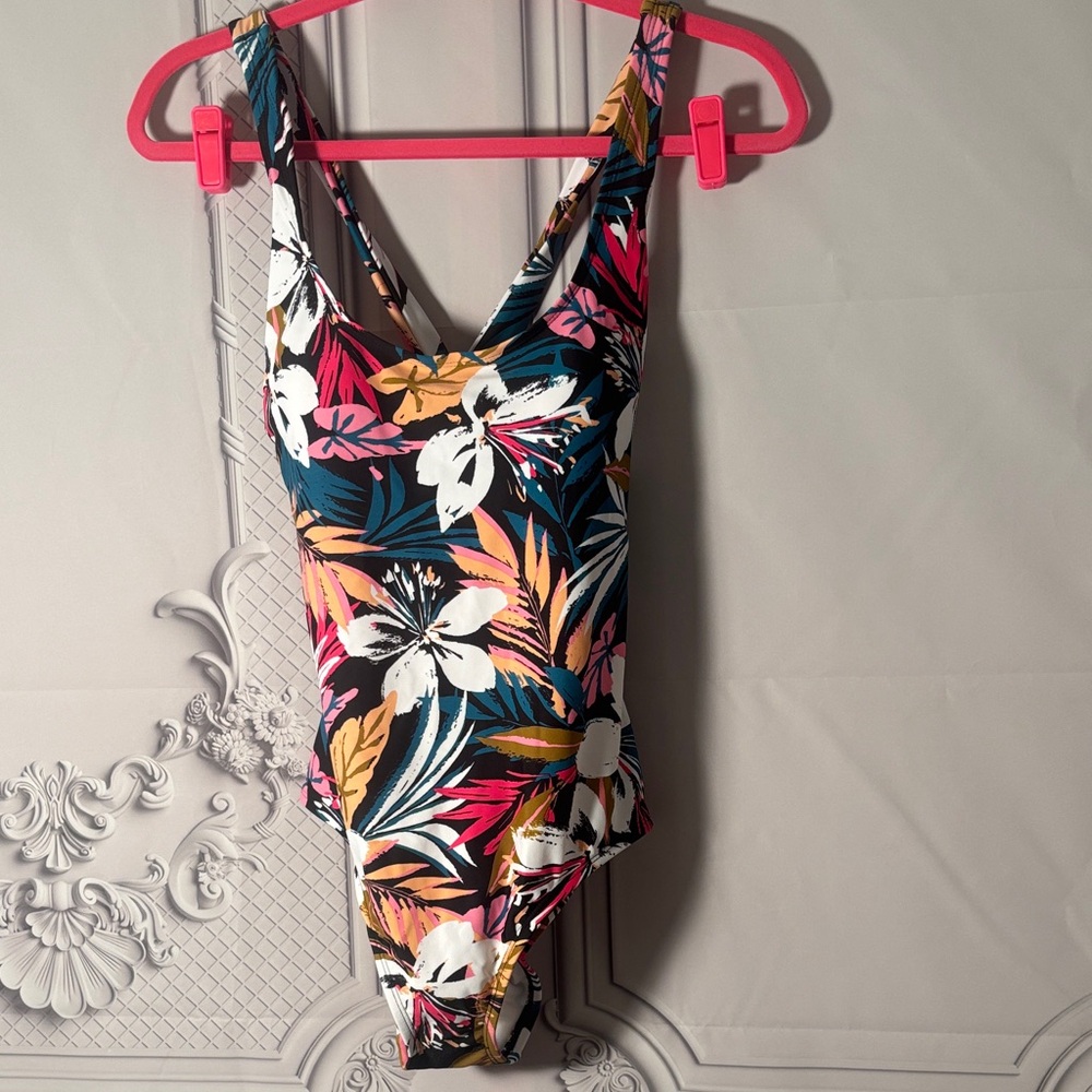 NWOT Kona Sol Twist Back Floral One Piece Swimsuit Size Medium